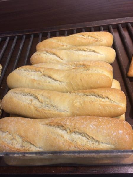 Penny Market, Beroun: Bageta francouzská - bagety byly připravovány ze zmrazeného polotovaru na provozovně. Výrobek obsahoval alergen - mléčnou bílkovinu. Nikde v těsné blízkosti výrobku nebyl uveden seznam alergenů, který výrobek obsahuje.