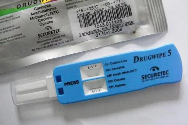Takto vypadá jeden z typů testů ze slin, které nyní využívá Policie ČR. Jde o rychlý jednorázový test, který do deseti minut rozpozná až pět druhů běžně užívaných drog.