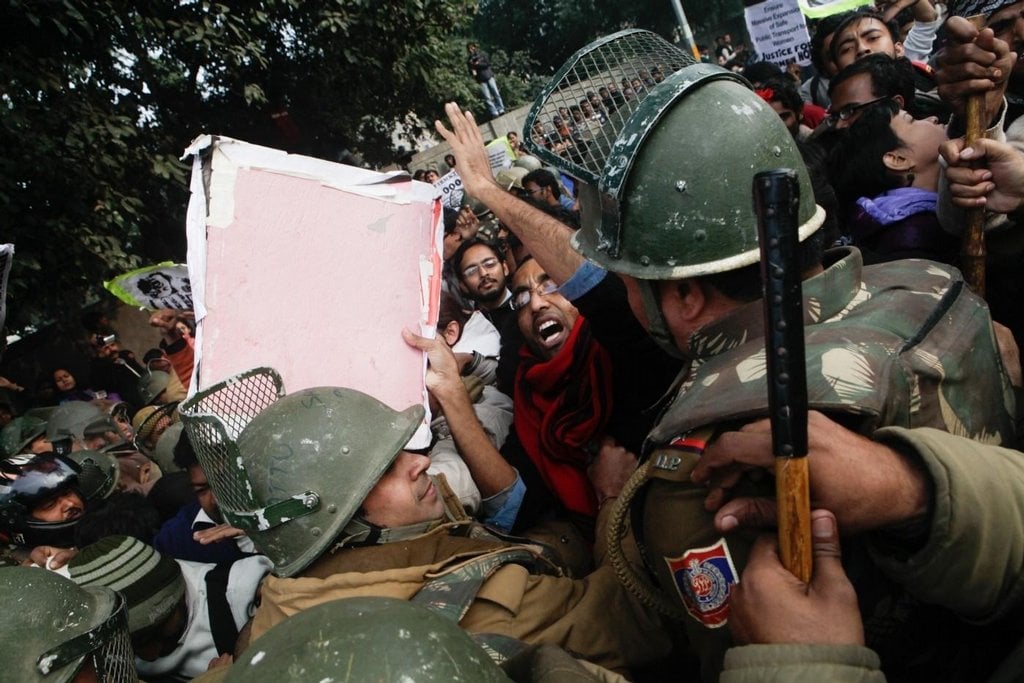 2010-05-proti-brutc3a1lnc3admu-nc3a1silc3ad-protestovaly-desetit