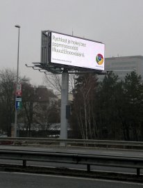 Reklama na Google Chrome na světelné tabululi na pražské magistrále. 