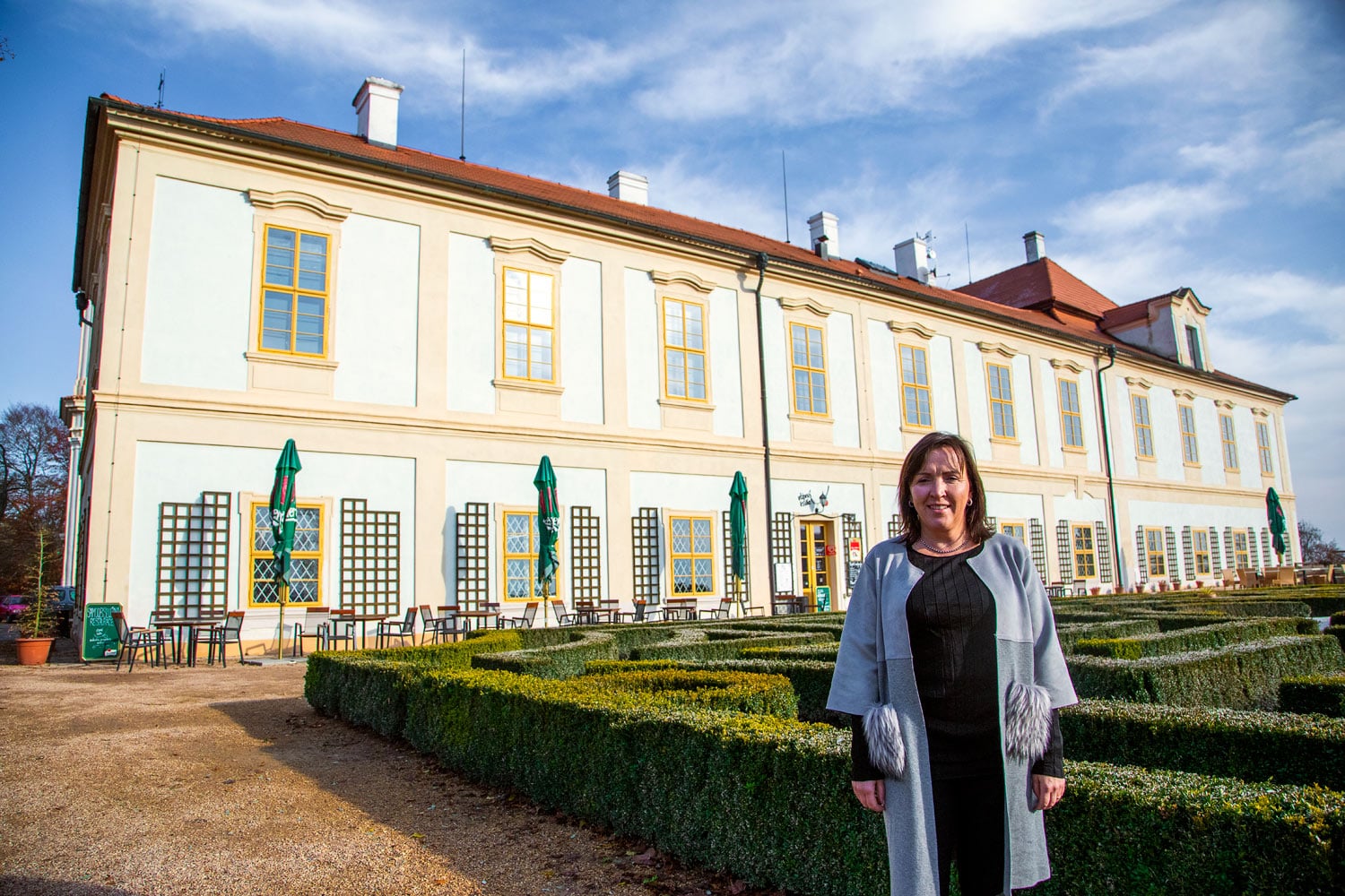 Po roce areál zámku postupně sloužil jako rekreační a výukové středisko pro zaměstnance ministerstva dopravy. Poté jako učiliště, škola a hotel. V roce 2000 se majitelem areálu stává akciová společnost LOUČEŇ. Na snímku je zakladatelka společnosti Kateřina Šrámková.