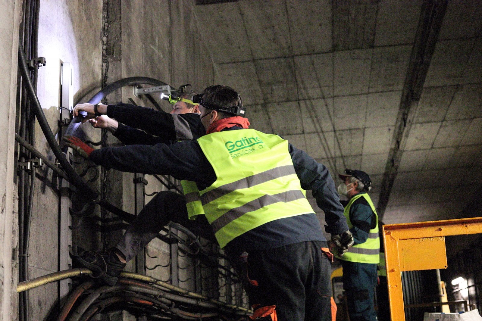 LTE a 5G v tunelech. Instalace vyzařovacího kabelu v metru