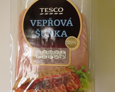 TESCO VEPŘOVÁ ŠUNKA. Kategorie: Nejakostní potraviny. Nevyhovující parametr: chlorid sodný. Výrobek obsahoval více soli, než bylo uvedeno na obale výrobku. Výrobce: LE&CO - Ing. Jiří Lenc s.r.o., Jirny. Distributor: DC Tesco. Místo kontroly: Tesco Stores ČR a.s., Jihlava