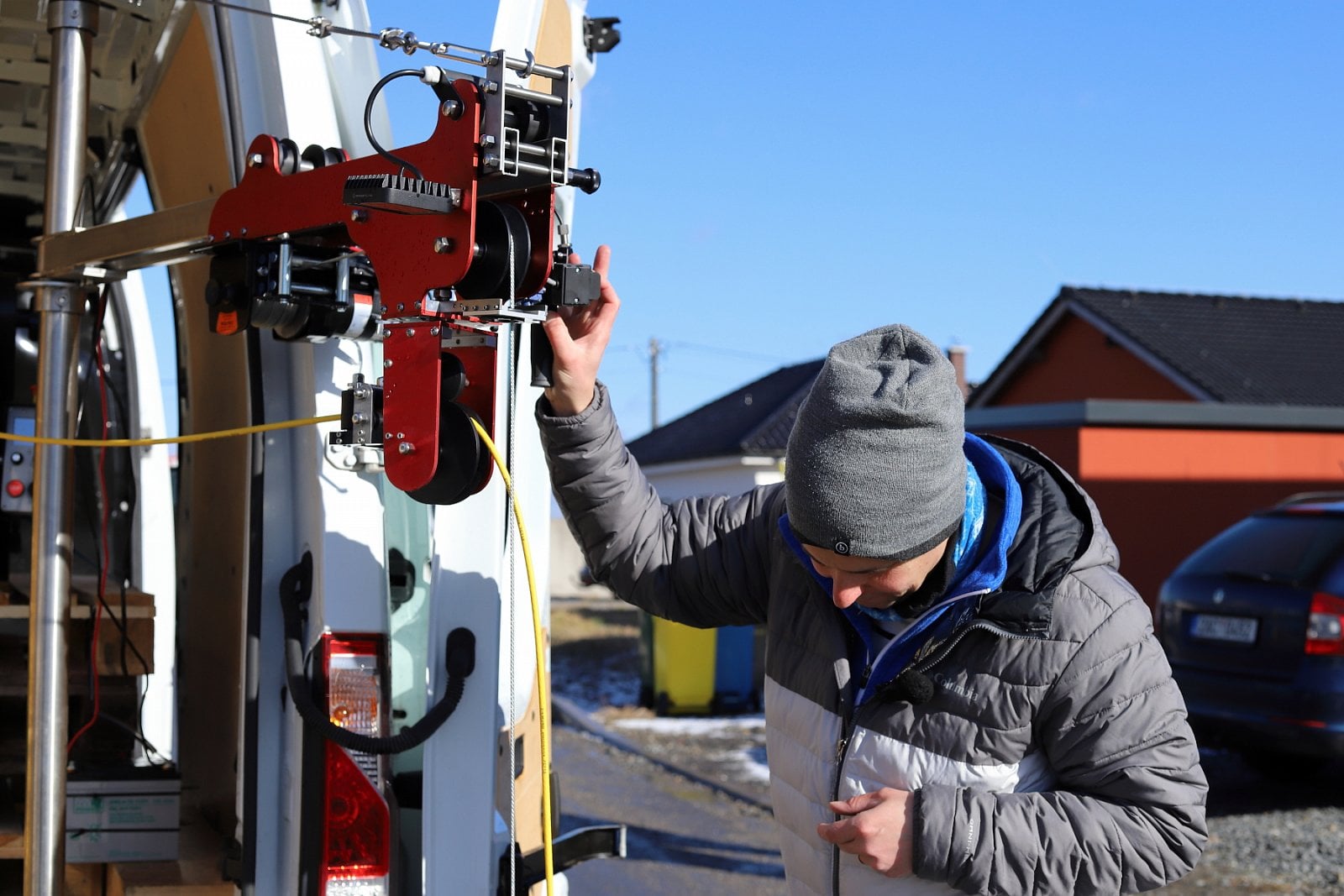 Ke spouštění a vytahování inspekčního robota slouží naviják. Firma ho má instalovaný v dodávce.