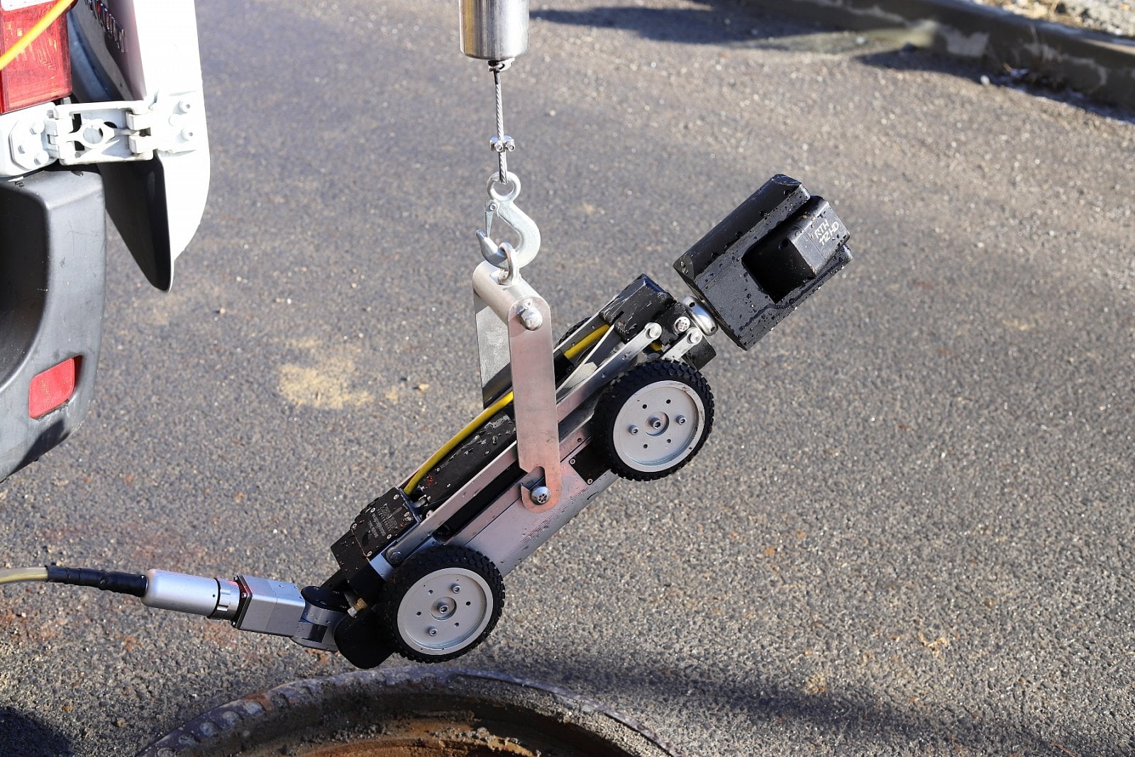 Inspekční robot umožňuje před instalací zkontrolovat potrubí. Z toho se musí samozřejmě vypustit obsah, je potřeba také dočasně zacpat přípojky a trubky vyčistit vodou.