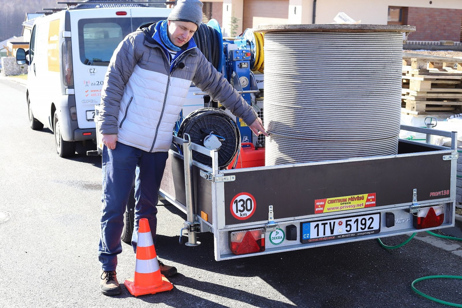 V hlavním řadu musí být chránička z nerezu.