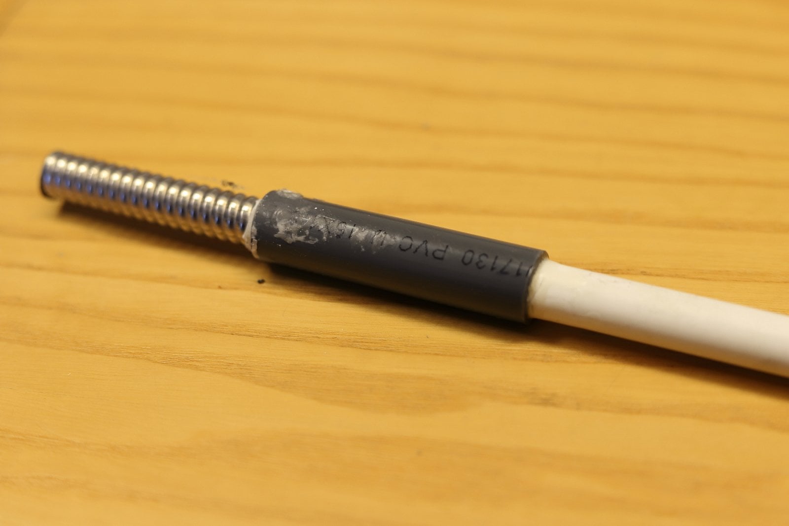 Propojka plastové a nerezové chráničky.