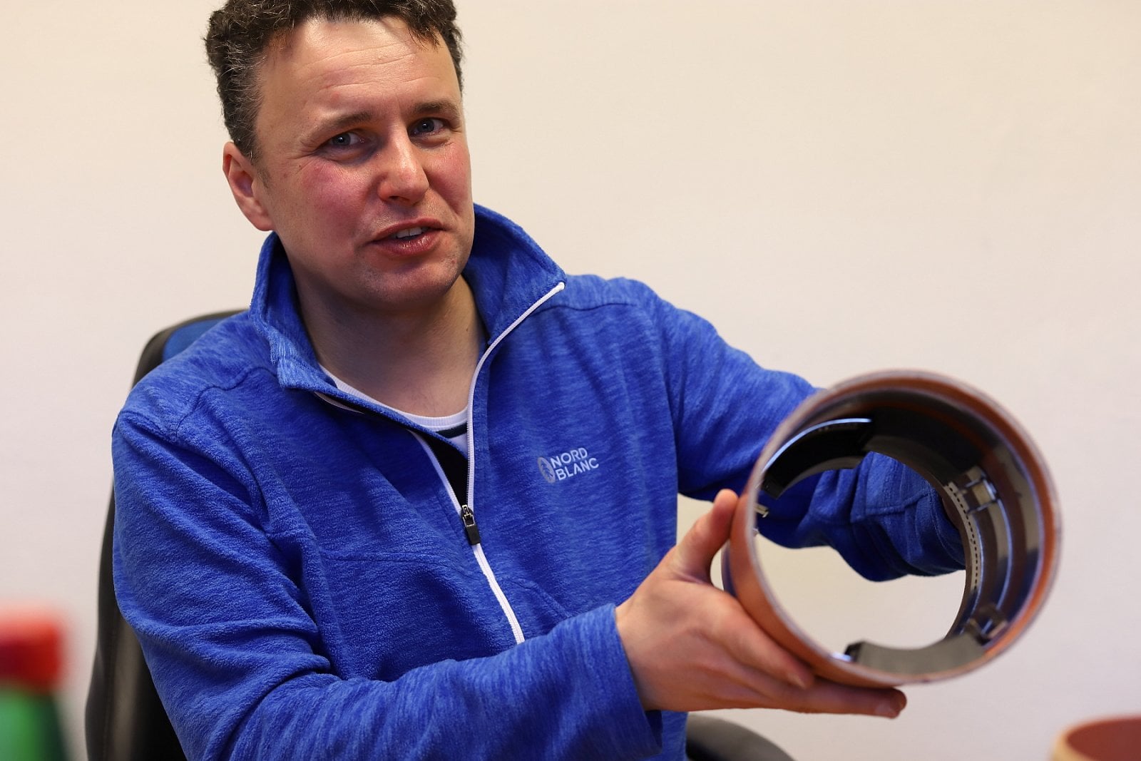 Ukázka potrubí s nainstalovanou sponou.