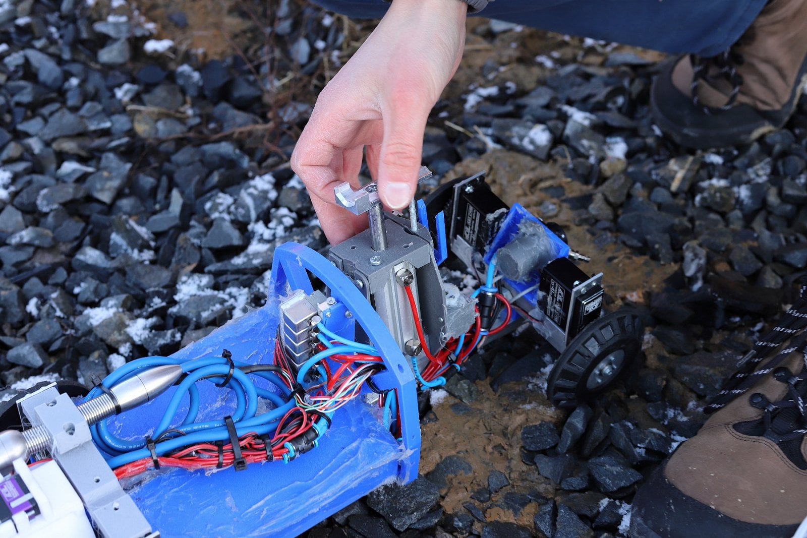 Podložka, která se vysune a zacvakne chráničku do spony.