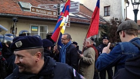 Náhledový obrázek - Sobotka pokládá zabavování tibetských vlajek za exces