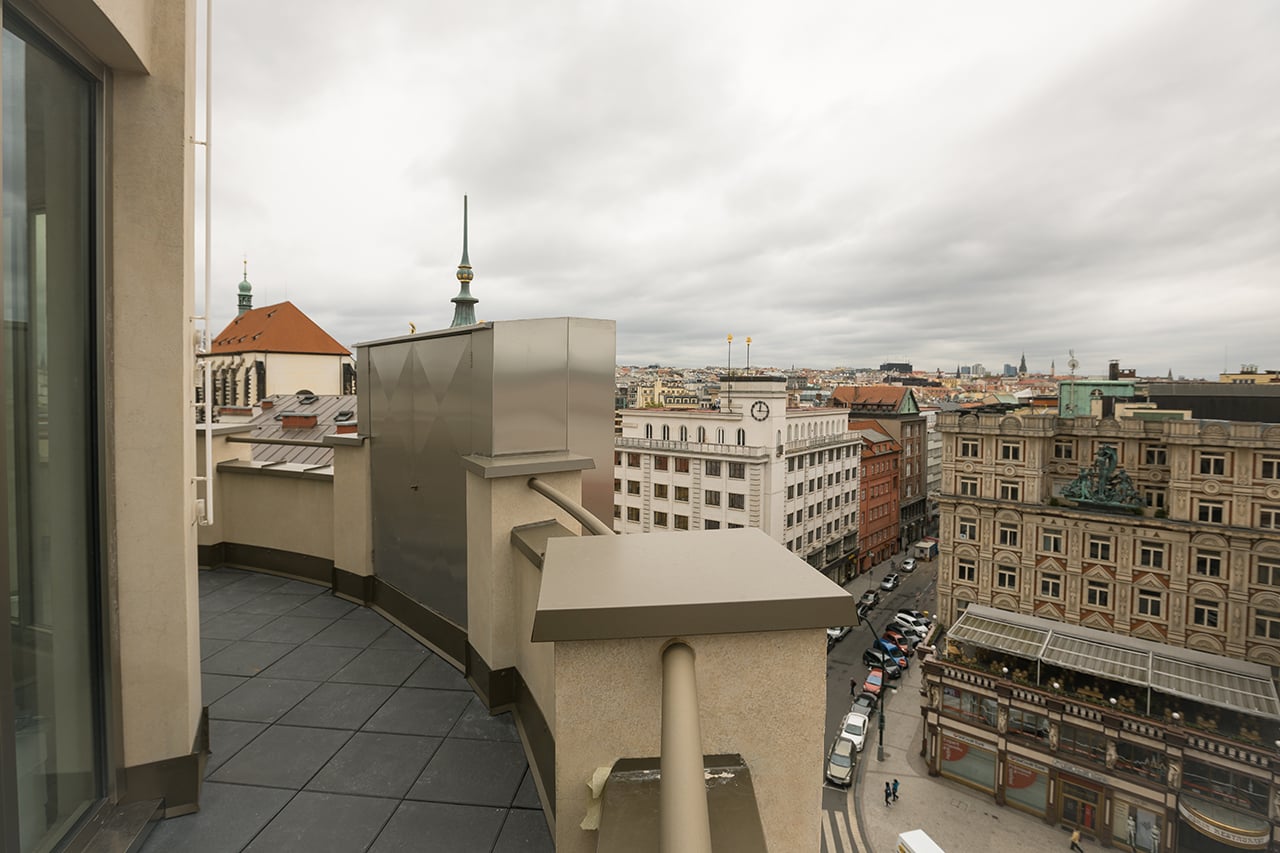 Anténa na domě v pražské Perlové ulici je schovaná do ciferníku hodin.