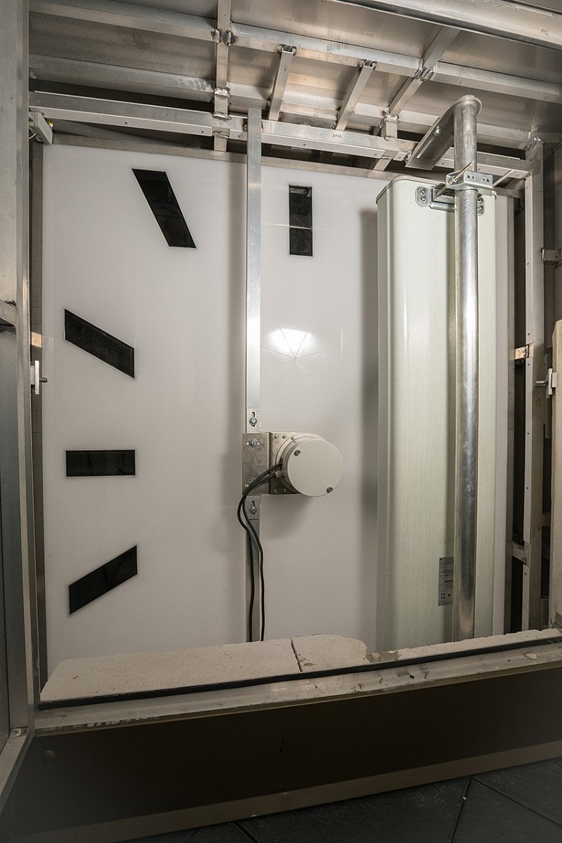 Anténa na domě v pražské Perlové ulici je schovaná do ciferníku hodin.