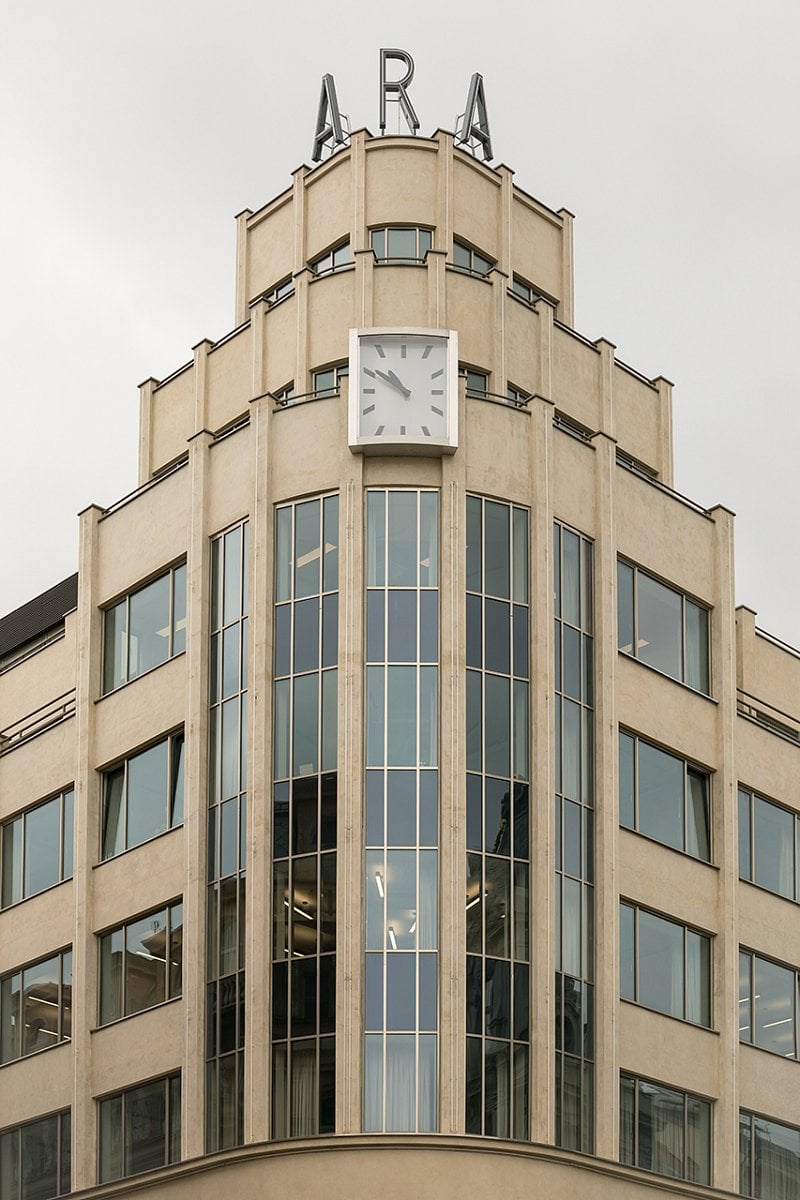 Anténa na domě v pražské Perlové ulici je schovaná do ciferníku hodin.