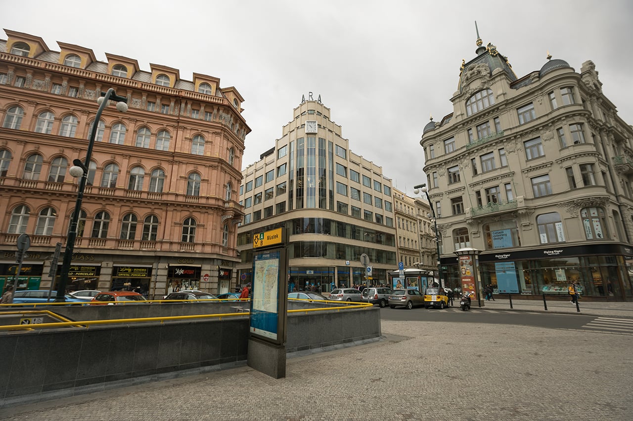 Anténa na domě v pražské Perlové ulici je schovaná do ciferníku hodin.