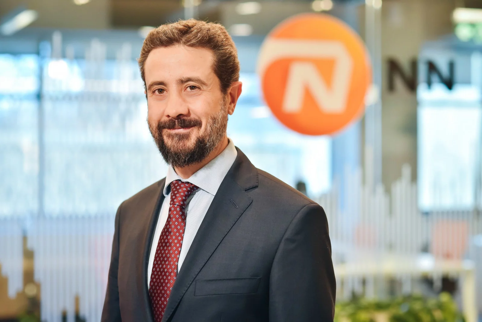 Autor: NN Group Obchodní ředitel Juan Callas Balanza v pozadí logo NN