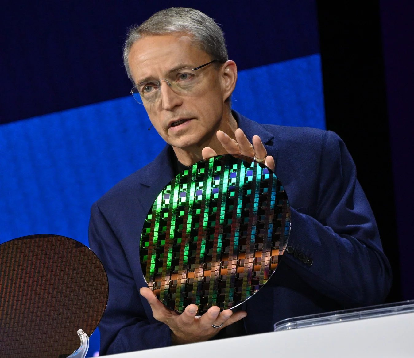 Patrick Gelsinger drží wafer s 1,8nm (18A) čipy. Podle vzhledu spíš jde o testovací čipy, ne o procesory Panther Lake