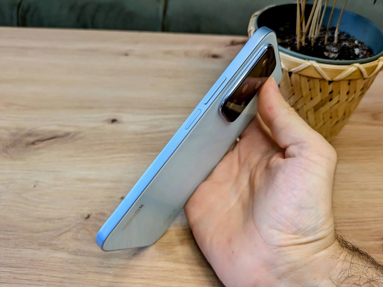 Pravý bok Honoru 200 Lite