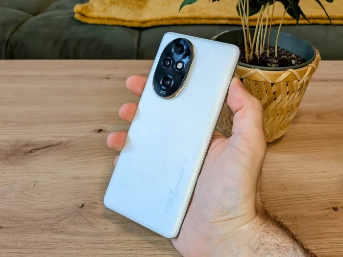 Honor 200 Pro nabízí oválný fotomodul