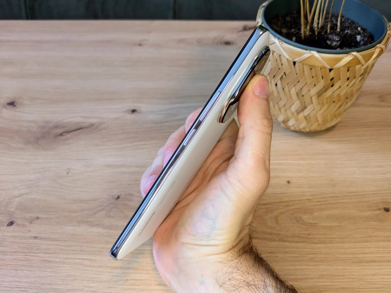 Pravý bok Honoru 200 Pro