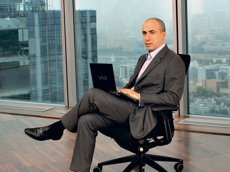 Společně s Gregorijem Fingerem založil v roce 1999 společnost NetBridge - internetový inkubátor a investiční fond. Firma postupně spustila portál List.ru, aukční server Molotok.ru či bezplatný webhosting Boom.ru. V roce 2001 se spojila s firmou Port.ru, která vlastnila portál Mail.ru. Výkonným ředitelem společnosti byl zvolem právě Milner. V roce 2005 Milner zakládá společnost Digital Sky Technologies (DST), která v roce 2009 koupila 1,96 % akcií Facebooku. Firma ale postupně investovala i do dalších známých internetových projektů například do Twitteru, Zyngy či Grouponu. Podle Kommersantu dosahují Milnerova aktiva 1,69 miliardy dolarů.