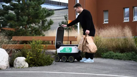 Náhledový obrázek - Malí, ekologičtí a rychlí. Bolt Food spustil v Tallinnu doručování objednávek s pomocí autonomních robotů. Dočkáme se jich i v Česku?