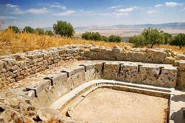 Starověké veřejné záchodky v ruinách římského města Dougga v dnešním severním Tunisku