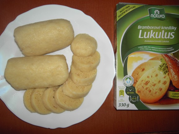 Sypká směs proměněná v knedlík.