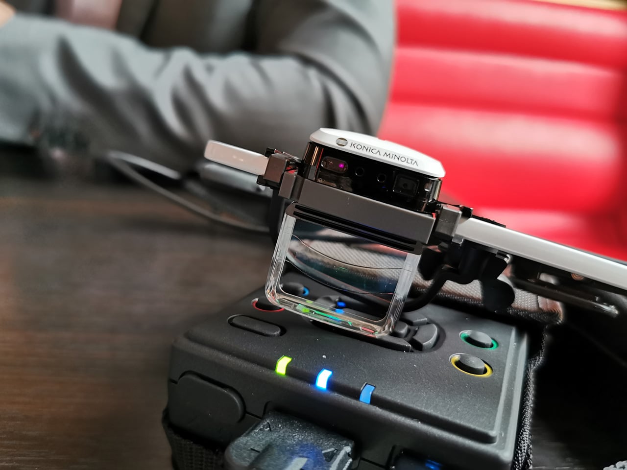 AR brýle Konica Minolta AIRe Lens, které vznikly i v Brně