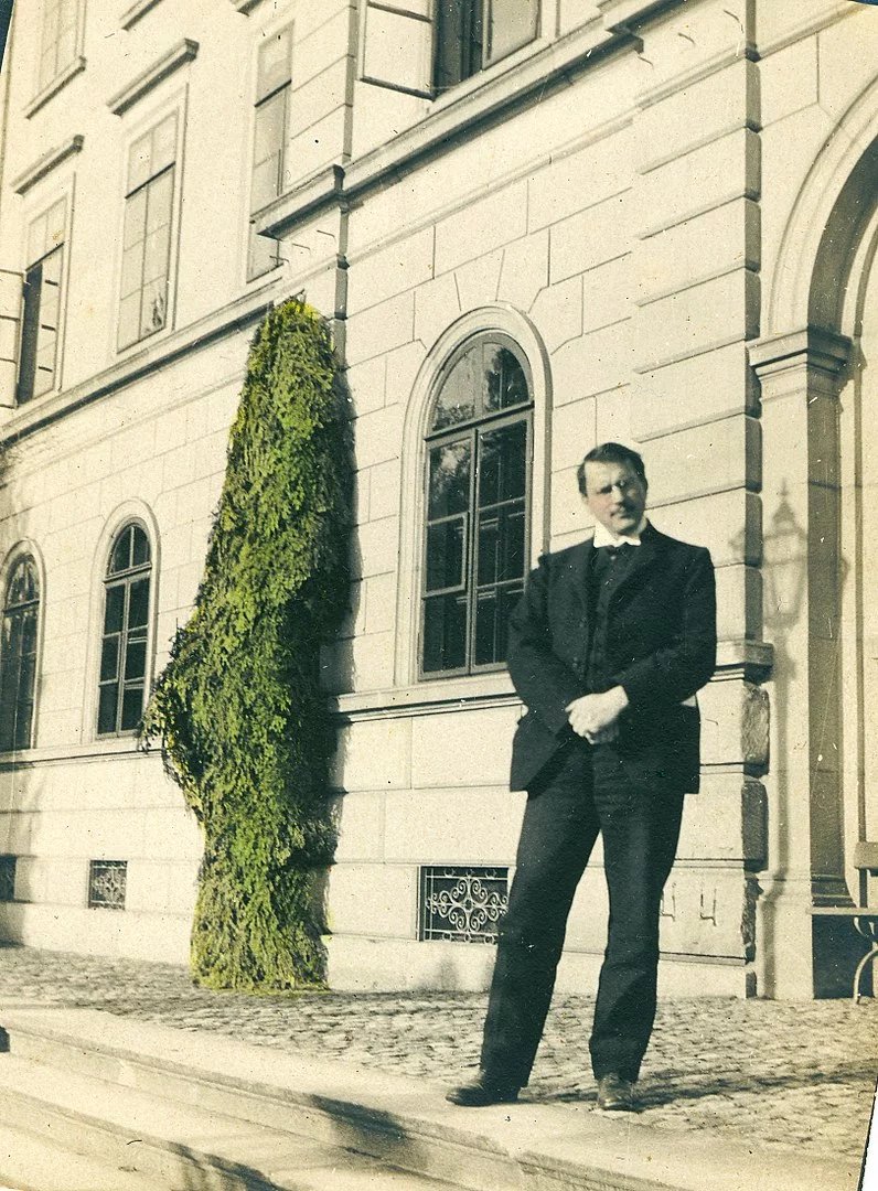 Mladý muž na dobové fotografii