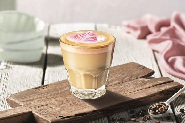 Pink Corto se v Costa Coffee připravuje ze dvou shotů kávové směsi Mocha Italia s mléčnou pěnou a ozdoben technikou latté art na povrchu