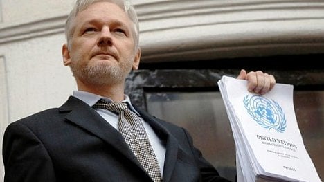 Náhledový obrázek - Tisk: Assange dostal po více než pěti letech na ambasádě ekvádorské občanství