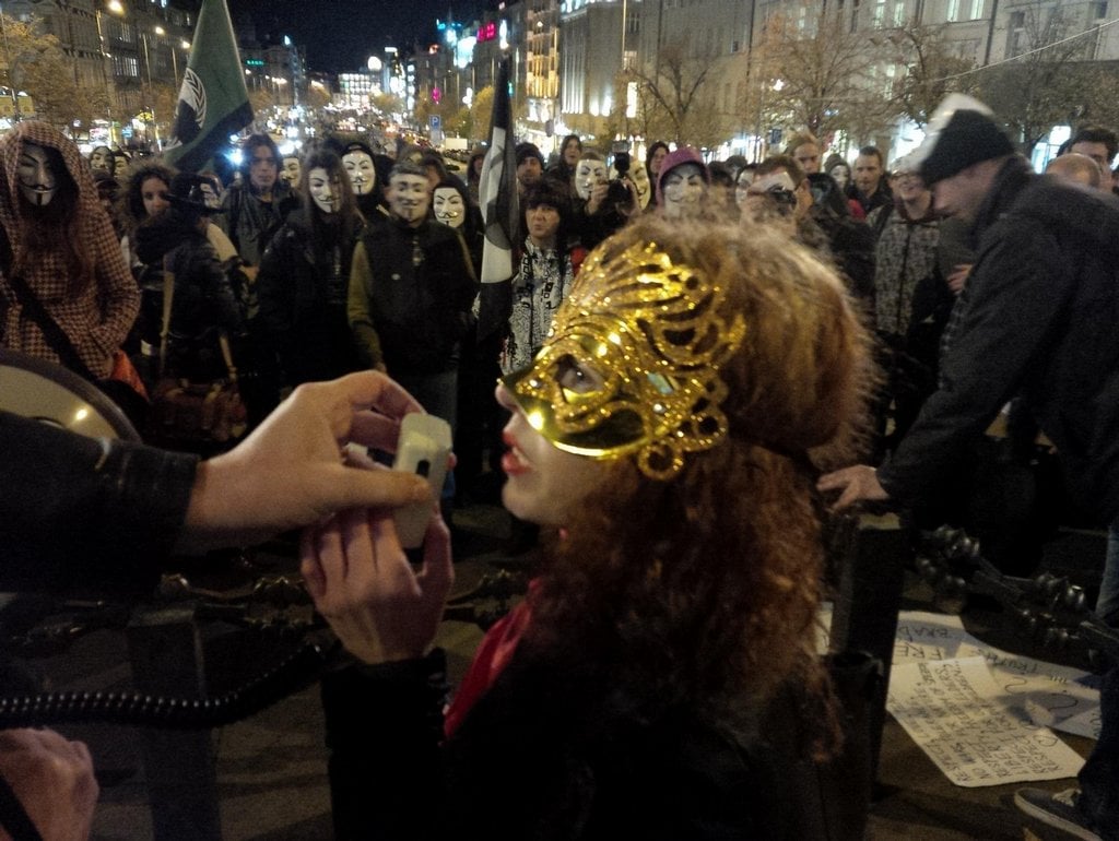 2019-02-million-mask-march-praha-5-listopadu-2013.jpg