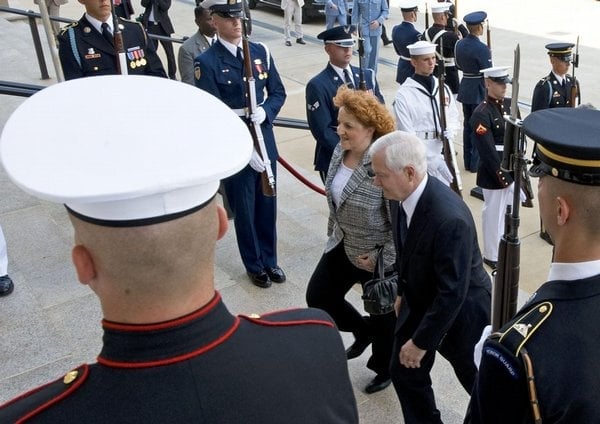 2012-08-policie-chce-stc3adhat-parkanovou-kvc5afli-letounc5afm-c