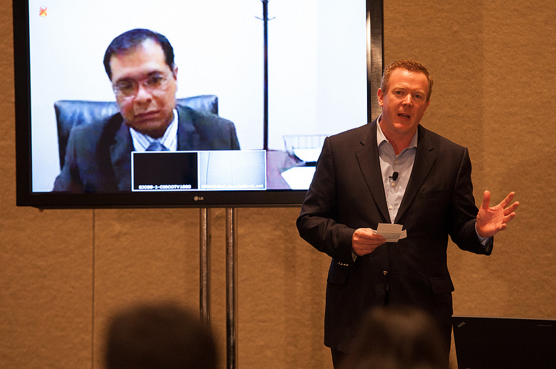 Ve Spojených státech podobné systémy používají například soudní tlumočníci.