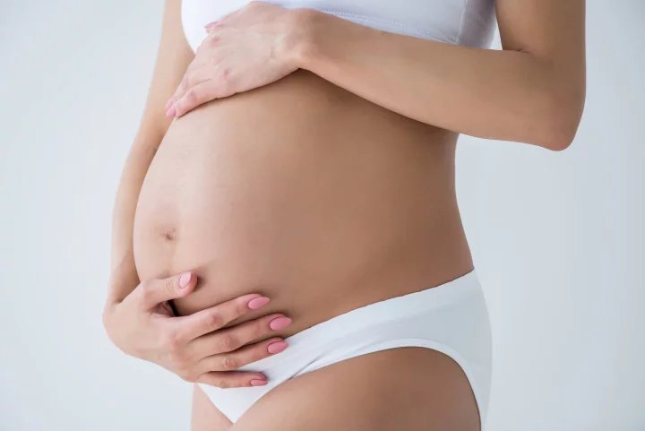 Doba těhotenství se obvykle rozděluje do tří semestrů. První trimestr trvá do 13. týdne těhotenství, druhý trimestr do 28. týdne a třetí pak trvá do porodu, tedy běžně zhruba do 40. týdne.