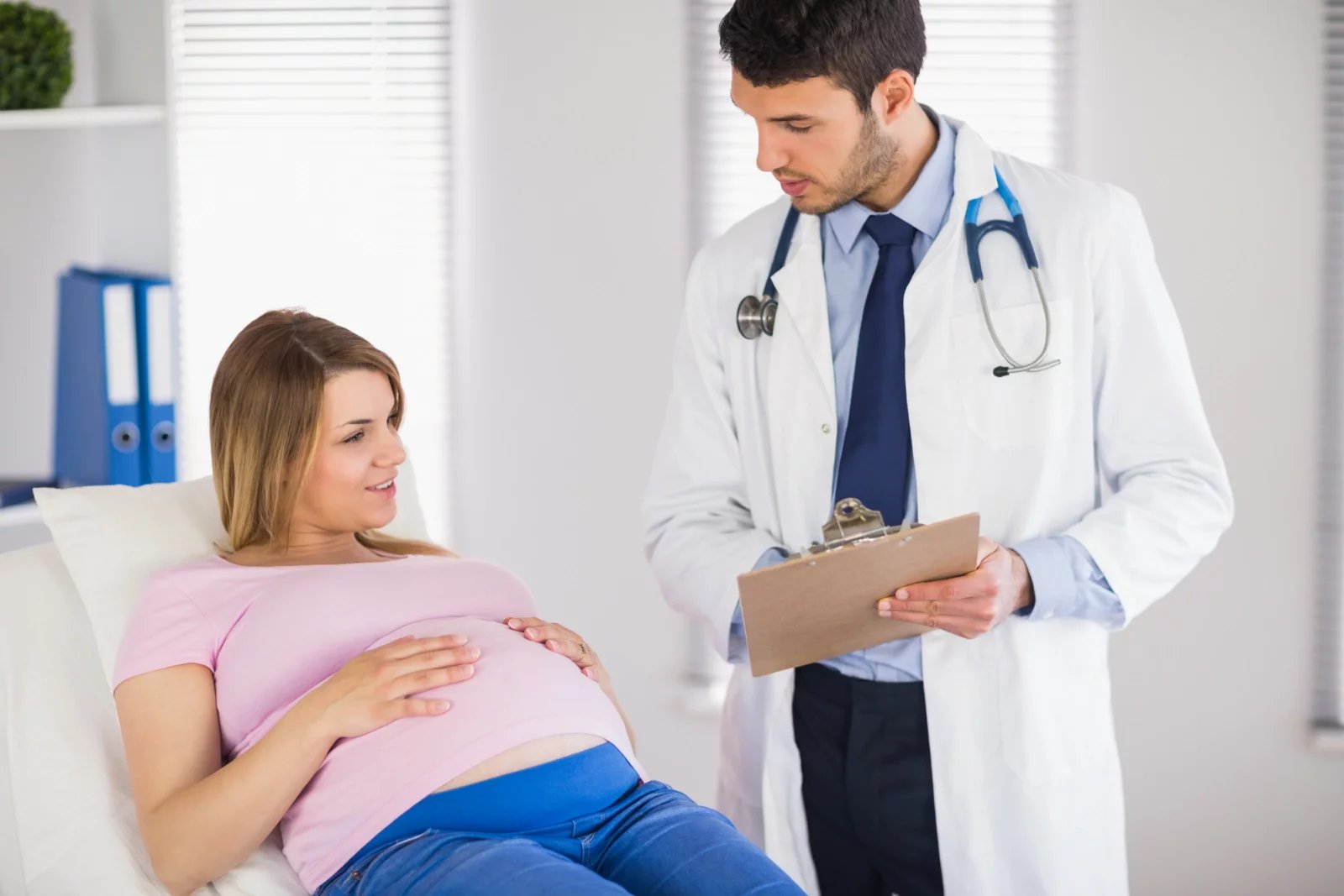 Druhý trimestr s sebou nese další fyziologické změny. Můžete už třeba zaznamenat první pohyby miminka. Čekají vás ale i méně příjemné zážitky, jako je třeba testování na těhotenskou cukrovku.