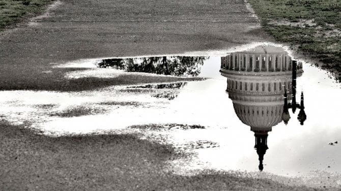 Historicky nejdelší shutdown americké vlády pokračuje 40. dnem. Státní zaměstnanci zůstávají bez výplat, nový návrh ale otevírá cestu k jeho konci