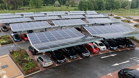 Náhledový obrázek - Vytvářejí čistou elektřinu i příjemný stín. Solární elektrárny vyrůstají nad evropskými parkovišti