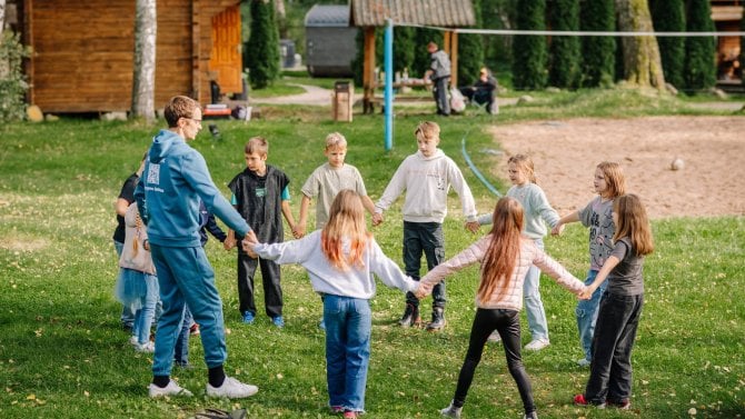 Děti s táborovým vedoucím při hře