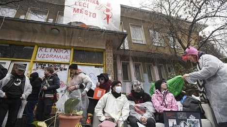 Náhledový obrázek - Exekutor zahájil vyklizení Kliniky. V části budovy zůstávají aktivisté