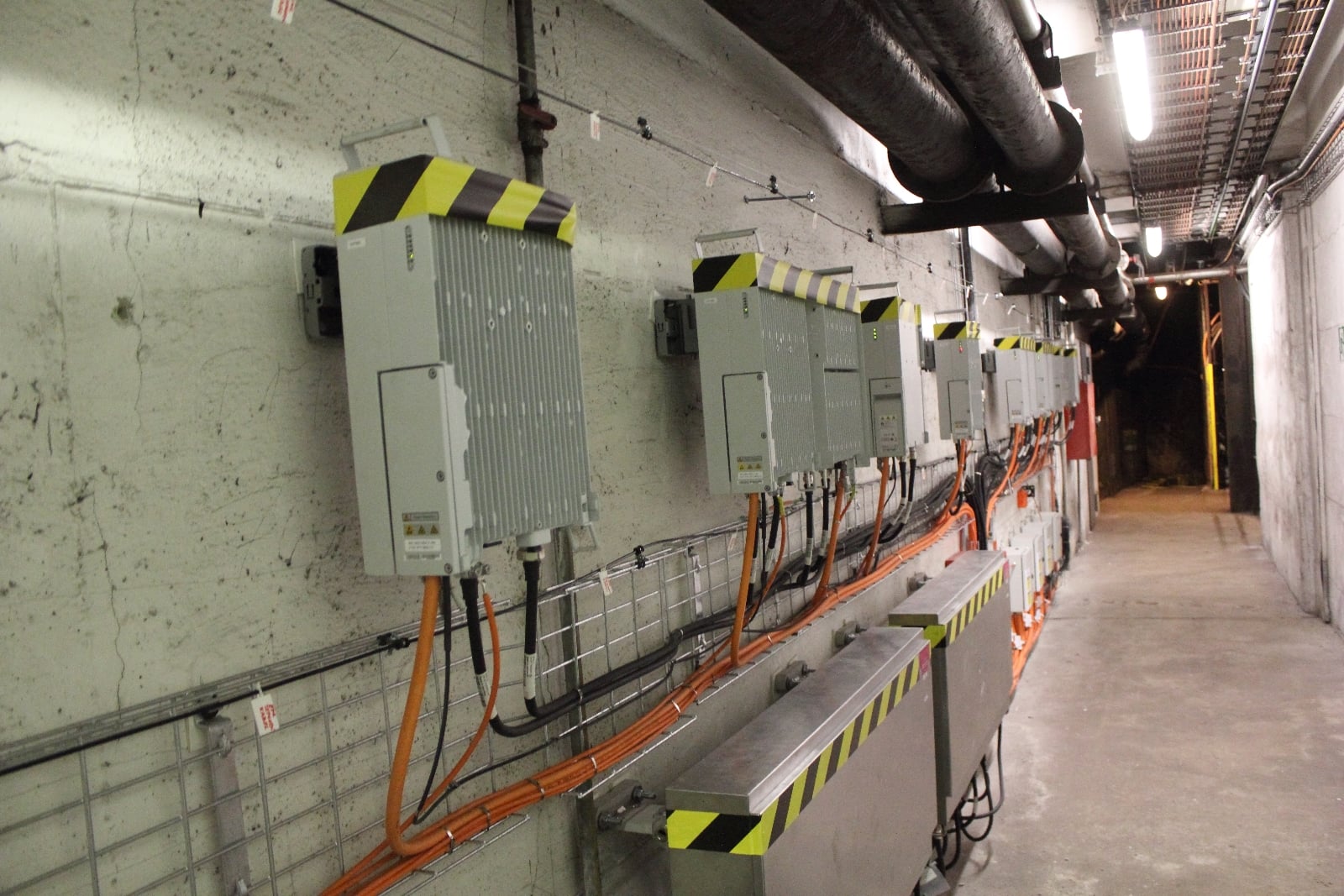 O vysílání signálu se v každé pokryté stanici stará tzv. RRU (remote radio unit) hnízdo, podzemní obdoba tradiční základnové stanice.