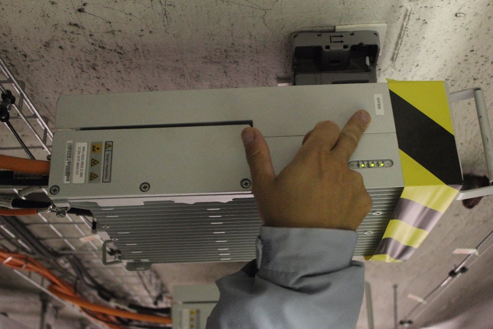 Na zdi úzké chodby jsou umístěna jednotlivá tzv. rádia - jedno pro každou frekvenci každého operátora, na obrázku například 800 MHz Vodafonu.