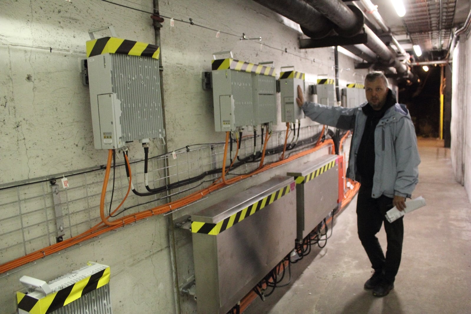 V pražském metru je nasazena nová technologie pro slučování signálu od německé firmy Spinner Group. Postupně má nahradit i repeaterovou technologii, která je momentálně nasazena v novém úseku trasy A. „Je to úplná novinka, Spinner ji vyvinul pro české operátory, jinak ji ještě v Evropě myslím nemá nikdo,“ říká Martin Štrébl.