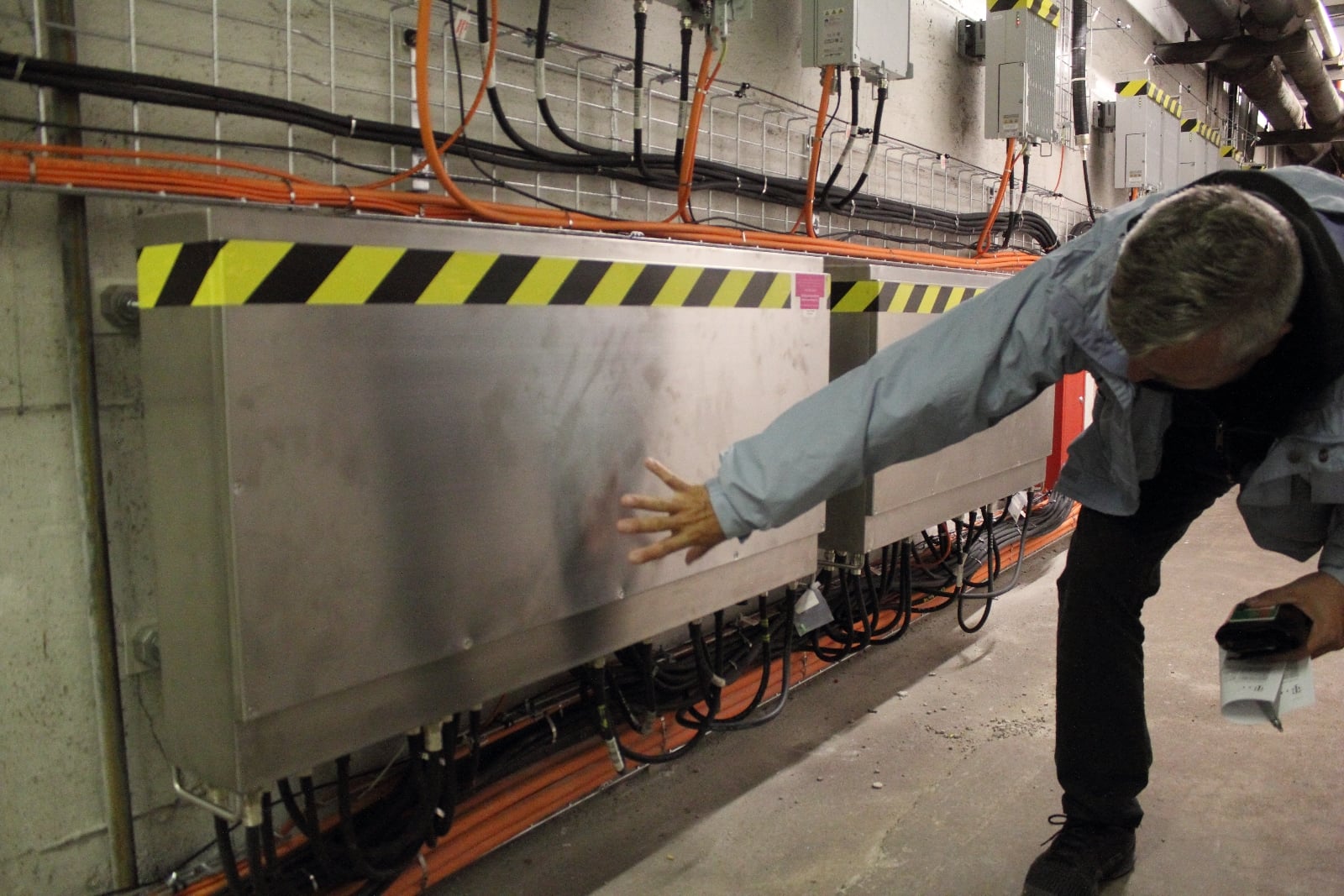 Jejím srdcem jsou HC slučovače (combinery), do kterých jdou signály ze všech rádií. Slučovače pak mají v každé stanici tři výstupy, které operátoři potřebují pro tři kabely: jeden na každý tunel a jeden na stanici jako takovou.