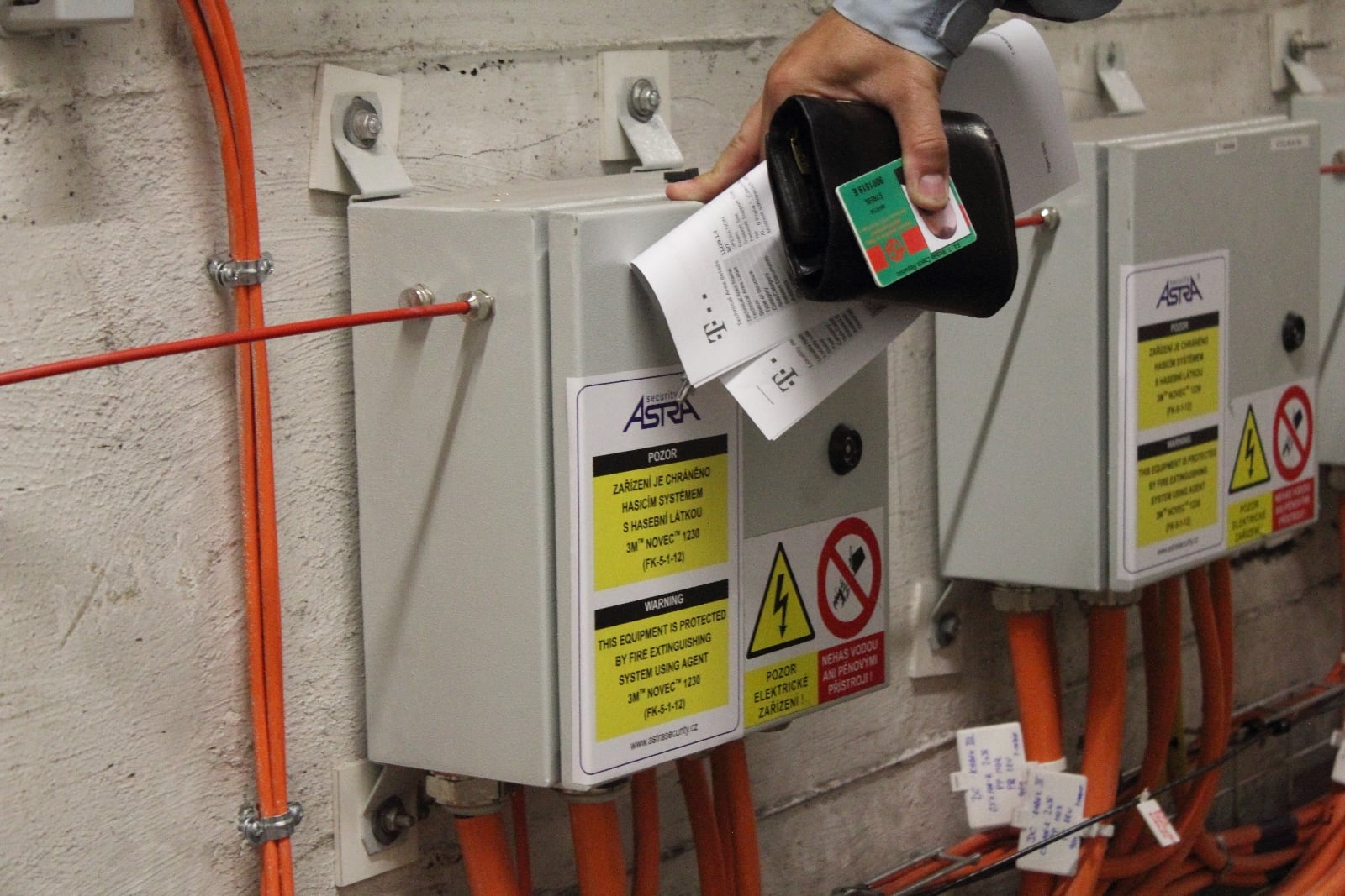 Napájení rádií s jištěním, každá firma má svoje.