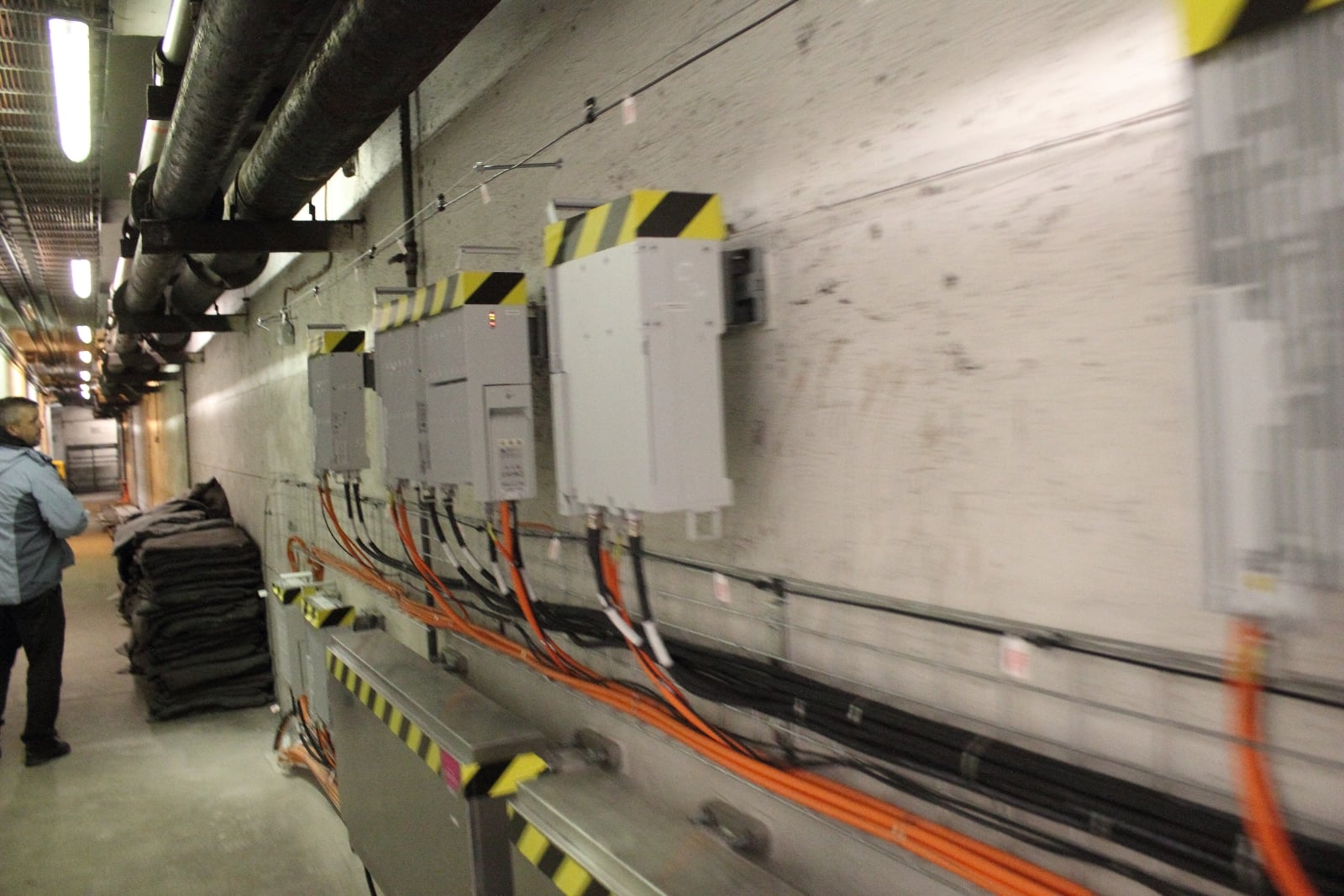 RRU je samozřejmě vybaveno také zhášecím systémem. Na prevenci požárů a hašení jsou v metru obzvláště citliví.