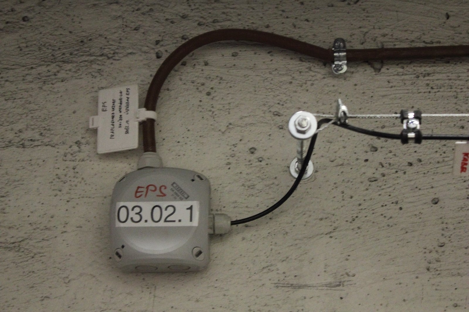 Elektrická požární signalizace (EPS). Kdyby došlo k požáru, přehoří drát a okamžitě jde hlášení Dopravnímu podniku.