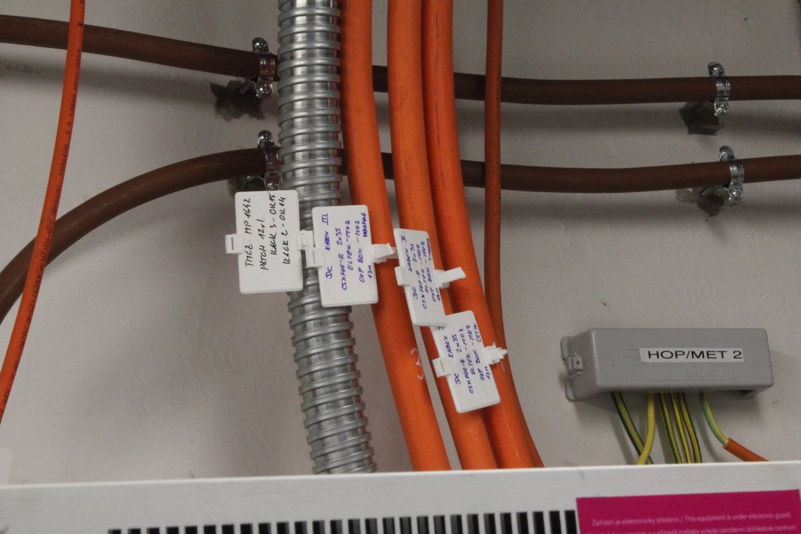 V metru se musí používat nehořlavé materiály a všechno prochází testy protipožární odolnosti, tzv. „pálením v peci“ při vysokých teplotách – jako například tato trubka ukrývající napájecí kabel.