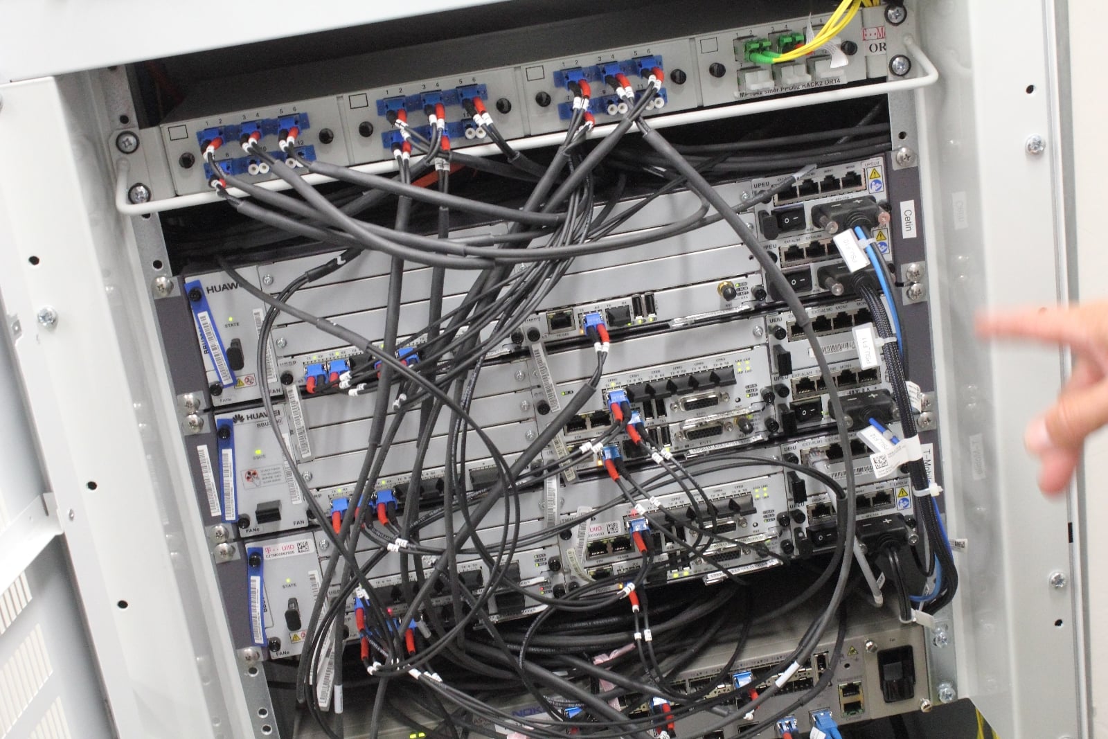 V nedaleké místnosti je umístěna další důležitá část technologie – baseband unit (BBU). Sběrnice sbírá signál z jednotlivých rádií a stará se o jeho zpracování a odeslání přes optické linky k operátorům.