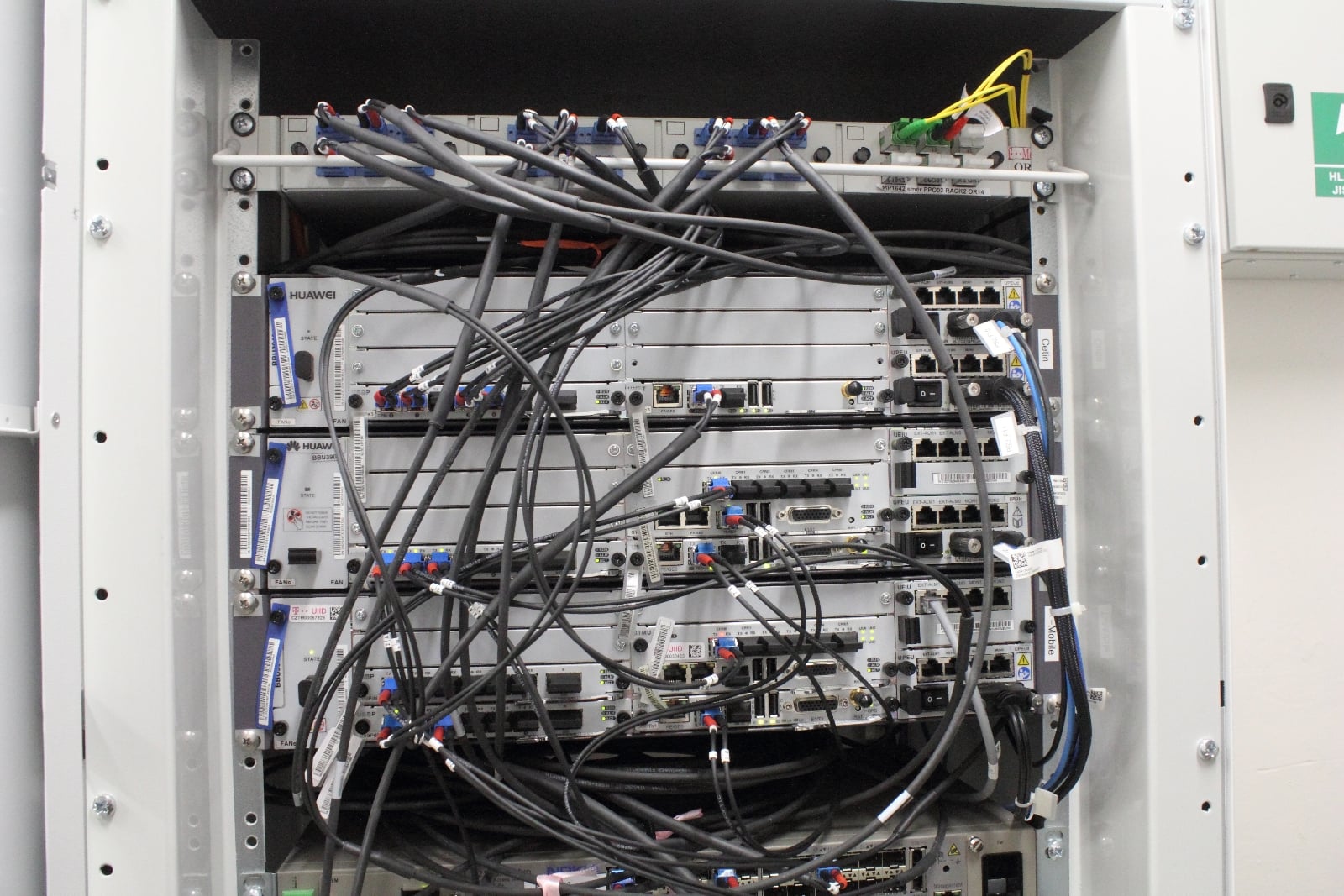 Optické připojení do sítí jednotlivých operátorů zajišťuje T-Mobile, data se tedy přenášejí na ústředny T-Mobilu, ze kterých se distribuují dále.